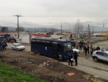 Τσιγγάνοι επιτέθηκαν σε αστυνομικούς στη Θήβα